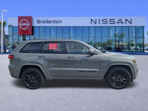 Used 2020 Jeep Grand Cherokee Altitude RWD image 4