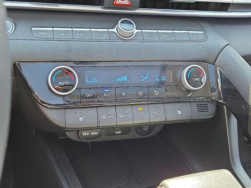 Used 2025 Hyundai Elantra Limited FWD image 28