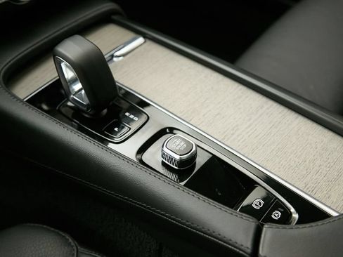 Certified 2025 Volvo V90 B6 Cross Country Plus AWD/4WD image 18