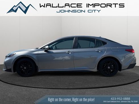 Used 2025 Toyota Camry SE w/ Convenience Package FWD image 2
