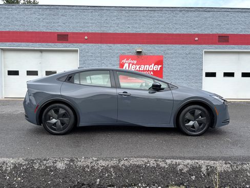 Used 2024 Toyota Prius LE FWD image 2