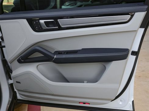 Certified 2023 Porsche Cayenne Platinum Edition image 37