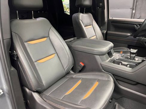 Used 2025 GMC Sierra 1500 AT4 w/ Technology Package AWD/4WD image 4