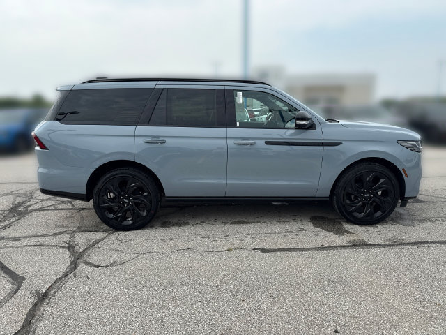 New 2027 Lincoln Navigator Reserve w/ Jet Appearance Package AWD/4WD image 3