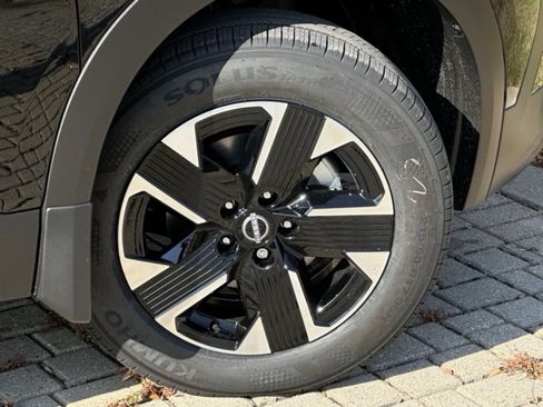 Certified 2025 Nissan Kicks SV AWD/4WD image 8