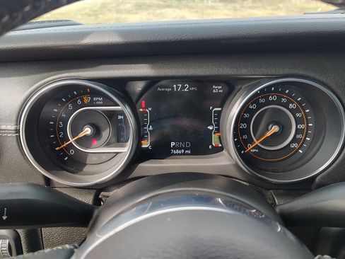 Used 2018 Jeep Wrangler Unlimited Sahara AWD/4WD image 30