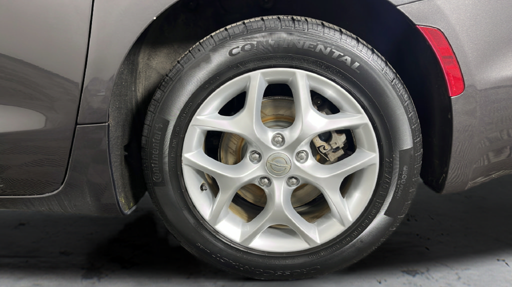 Used 2018 Chrysler Pacifica Touring Plus w/ Tire & Wheel Group FWD image 36
