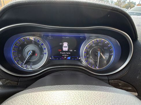 Used 2018 Chrysler 300 Limited image 28