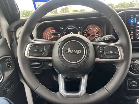 Used 2025 Jeep Wrangler Unlimited Sahara AWD/4WD image 27
