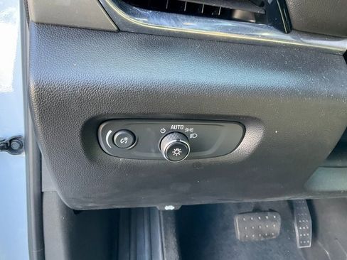 Used 2023 Chevrolet Traverse LT image 9