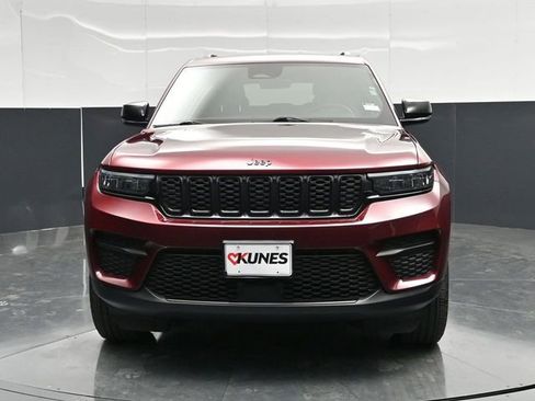 Used 2025 Jeep Grand Cherokee Altitude AWD/4WD image 2