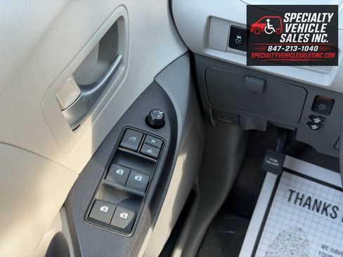 Used 2016 Toyota Sienna LE FWD image 39