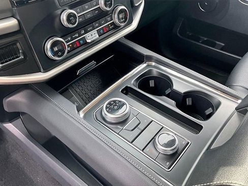 Certified 2024 Ford Expedition XLT image 11