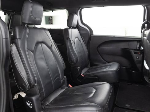 Used 2020 Chrysler Pacifica Touring-L Plus w/ S Appearance Package FWD image 29