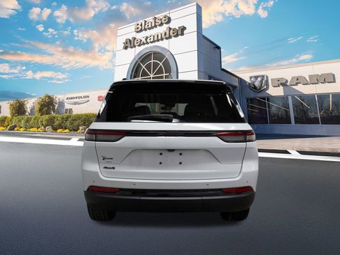 Used 2023 Jeep Grand Cherokee Altitude image 6