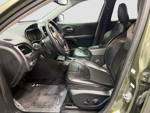 Used 2019 Jeep Cherokee Latitude Plus w/ Comfort/Convenience Group FWD image 19