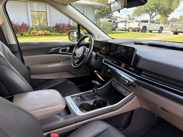 Used 2025 Kia Carnival FWD image 11