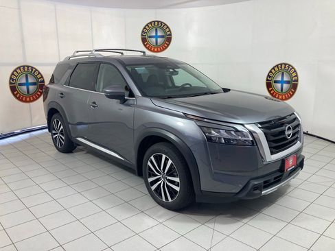 Used 2024 Nissan Pathfinder Platinum image 18