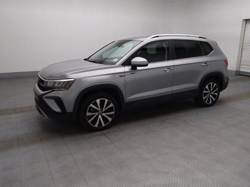 Used 2024 Volkswagen Taos SE FWD image 2