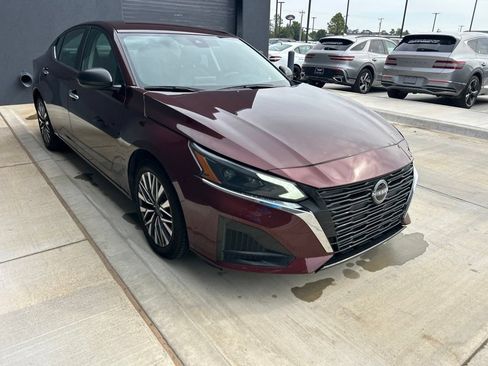 Used 2024 Nissan Altima 2.5 SV FWD image 3