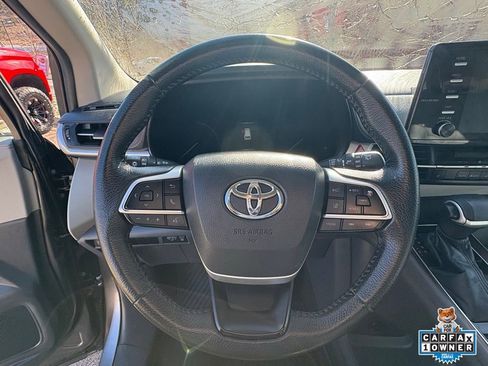 Used 2021 Toyota Sienna XLE image 4