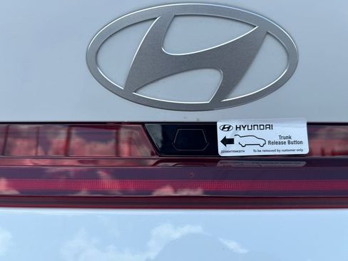 New 2025 Hyundai Elantra SEL image 11