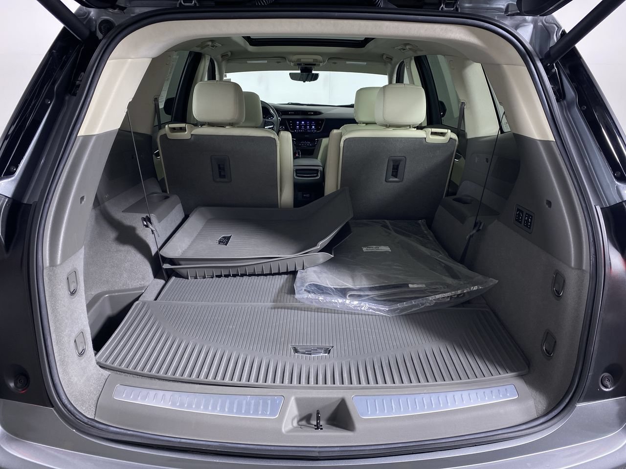 Used 2024 Cadillac XT6 Premium Luxury w/ Technology Package FWD image 16