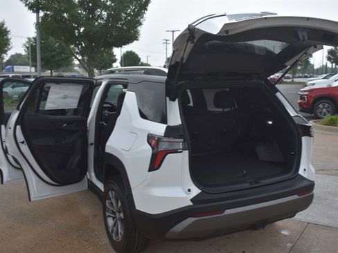 New 2026 Chevrolet Equinox LT w/ Safety and Technology Package FWD image 15