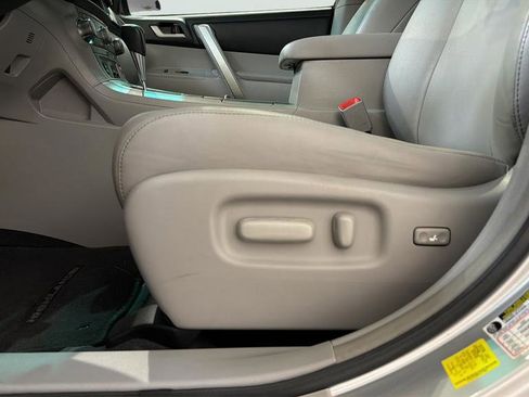 Used 2013 Toyota Highlander SE image 19