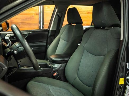 Used 2022 Toyota RAV4 XLE w/ Convenience Package FWD image 10
