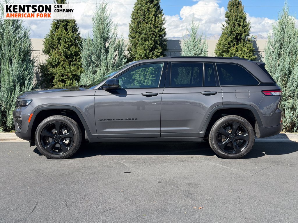Used 2025 Jeep Grand Cherokee Limited w/ Black Appearance Package AWD/4WD image 4