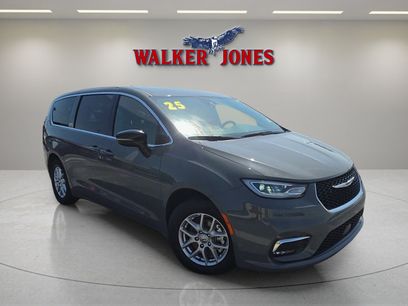 Used 2025 Chrysler Pacifica Select