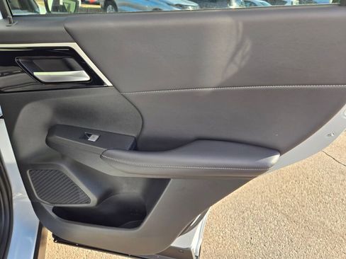 New 2025 Mitsubishi Outlander SE image 9