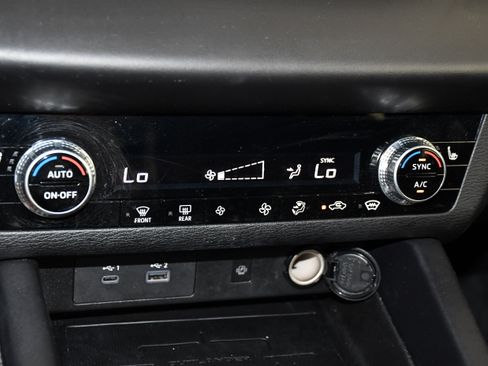 Used 2024 Mitsubishi Outlander AWD image 29