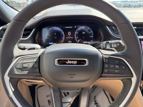 New 2025 Jeep Grand Cherokee Limited w/ Luxury Tech Group II image 12