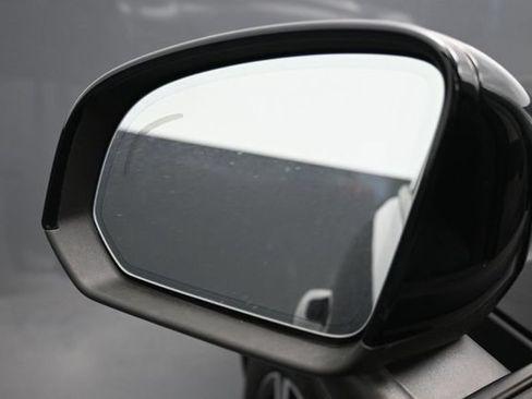 Used 2023 Volvo XC40 B5 Core w/ Convenience Package AWD/4WD image 4