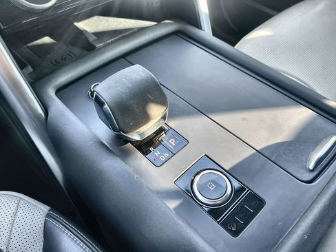 Used 2024 Land Rover Discovery Metropolitan Edition image 28