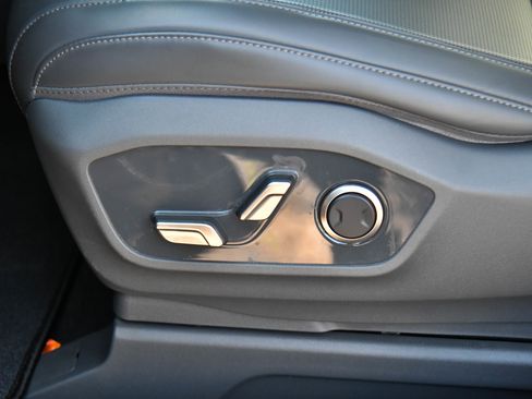 Used 2024 Kia EV9 Light Long Range RWD image 17