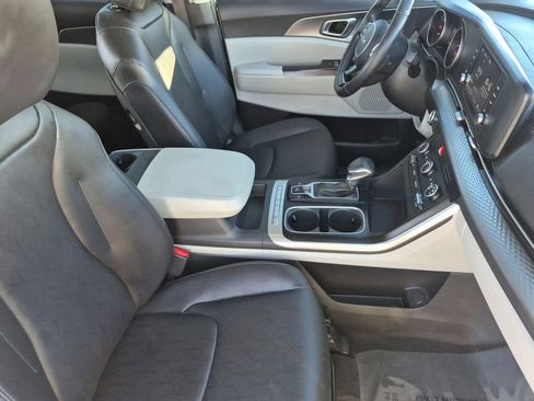 Used 2023 Kia Carnival LX image 18