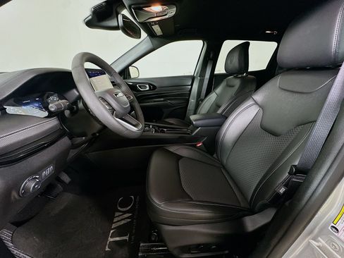Used 2024 Jeep Compass Latitude w/ Convenience Group AWD/4WD image 31