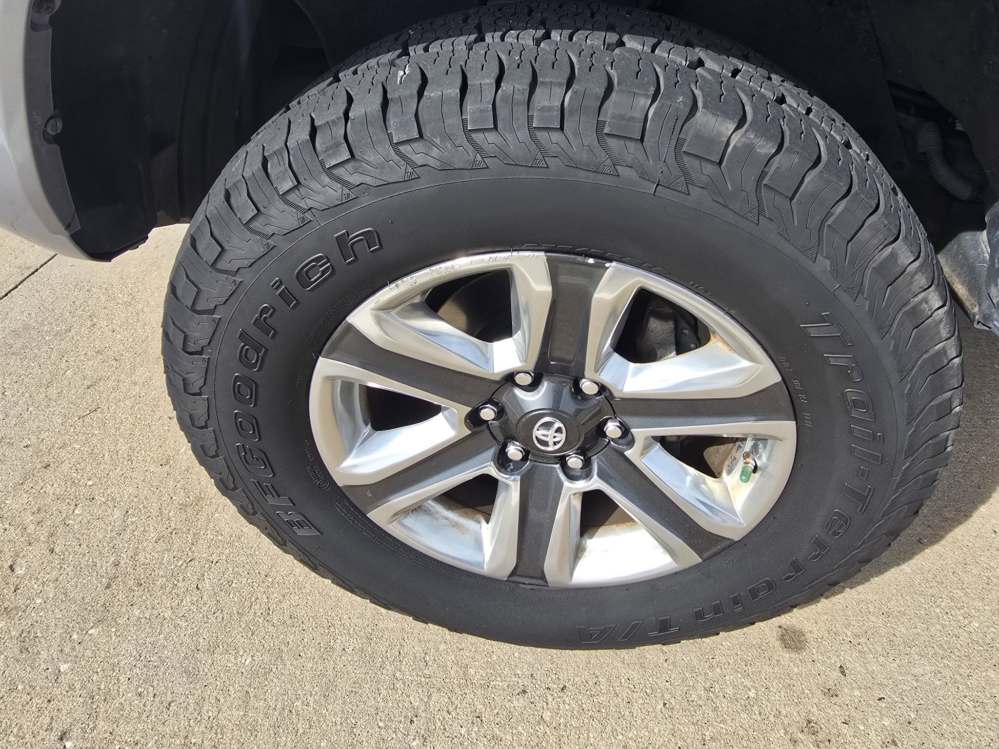 Used 2017 Toyota Tacoma Limited w/ Tow Package AWD/4WD image 9