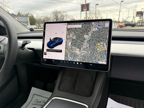 Used 2021 Tesla Model Y Long Range image 17