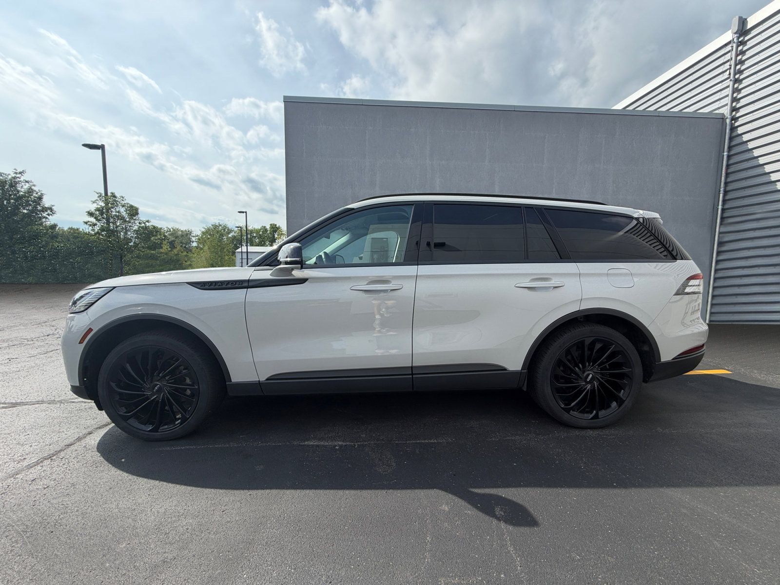 Used 2025 Lincoln Aviator Reserve w/ Equipment Group 201A AWD/4WD image 2