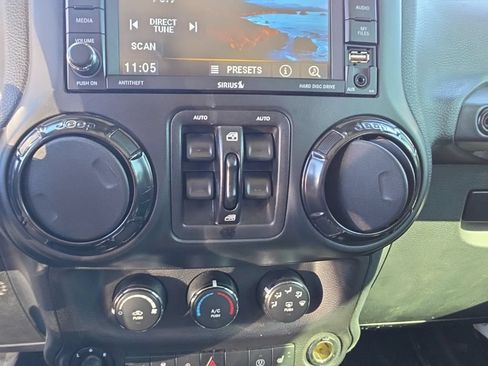 Used 2017 Jeep Wrangler Unlimited Sahara AWD/4WD image 15