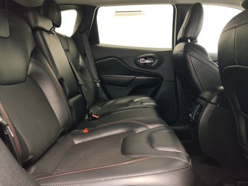 Used 2020 Jeep Cherokee Trailhawk image 19