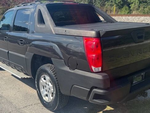 Used 2003 Chevrolet Avalanche 4x4 w/ Suspension Package, Off-Road image 5