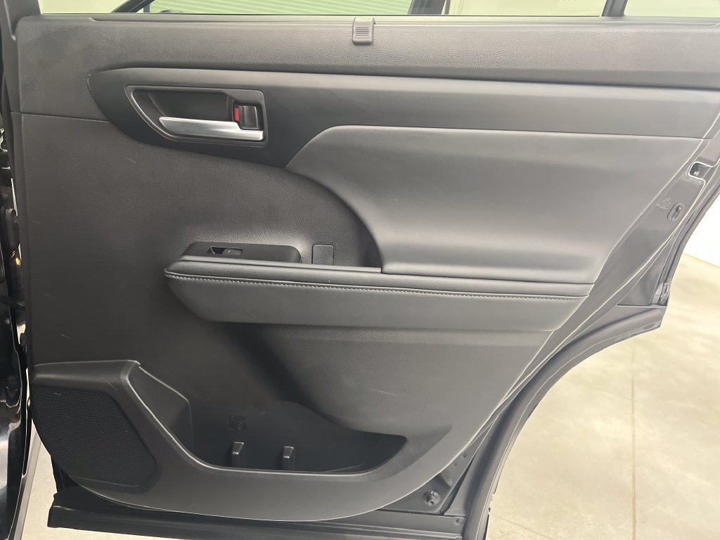 Used 2025 Toyota Highlander XLE FWD image 29