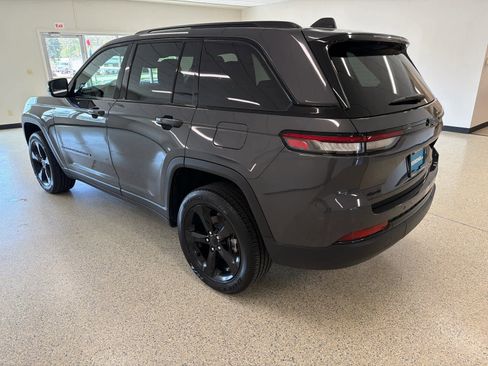 Used 2024 Jeep Grand Cherokee Altitude AWD/4WD image 9