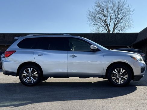 Used 2017 Nissan Pathfinder SV image 7