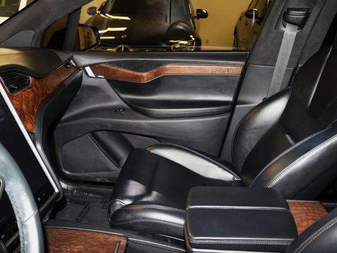 Used 2020 Tesla Model X image 82